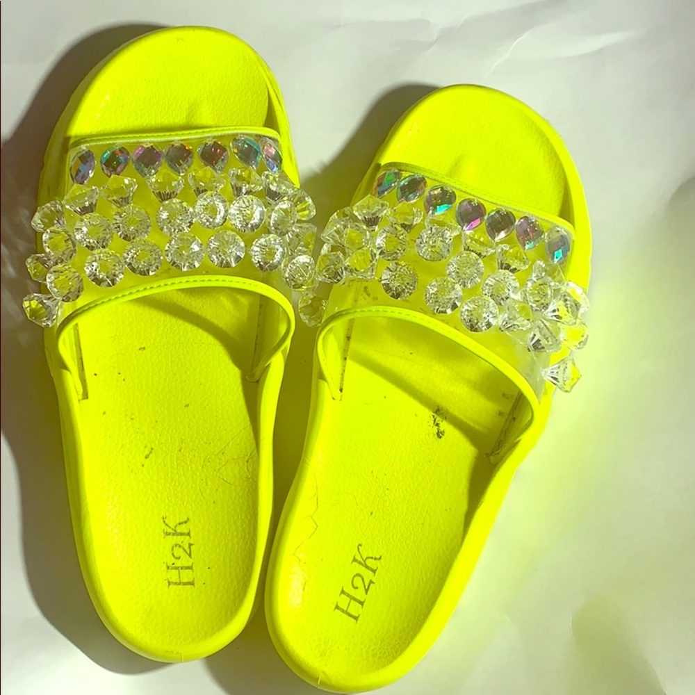 Slides lemon yellow